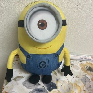 Universal studios Despicable Me Stuwart Super villain minion plush toy 14”